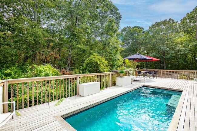 18 Spring Pond Ln in Southampton, NY - Building Photo - Building Photo