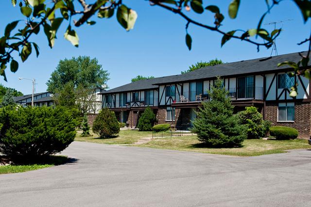 Camelot Apartments in Kenosha, WI - Building Photo