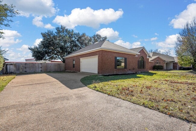 1057 Dane Dr in Hewitt, TX - Building Photo - Building Photo