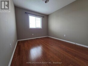 54 McNally Way in Aurora, ON - Building Photo - Building Photo