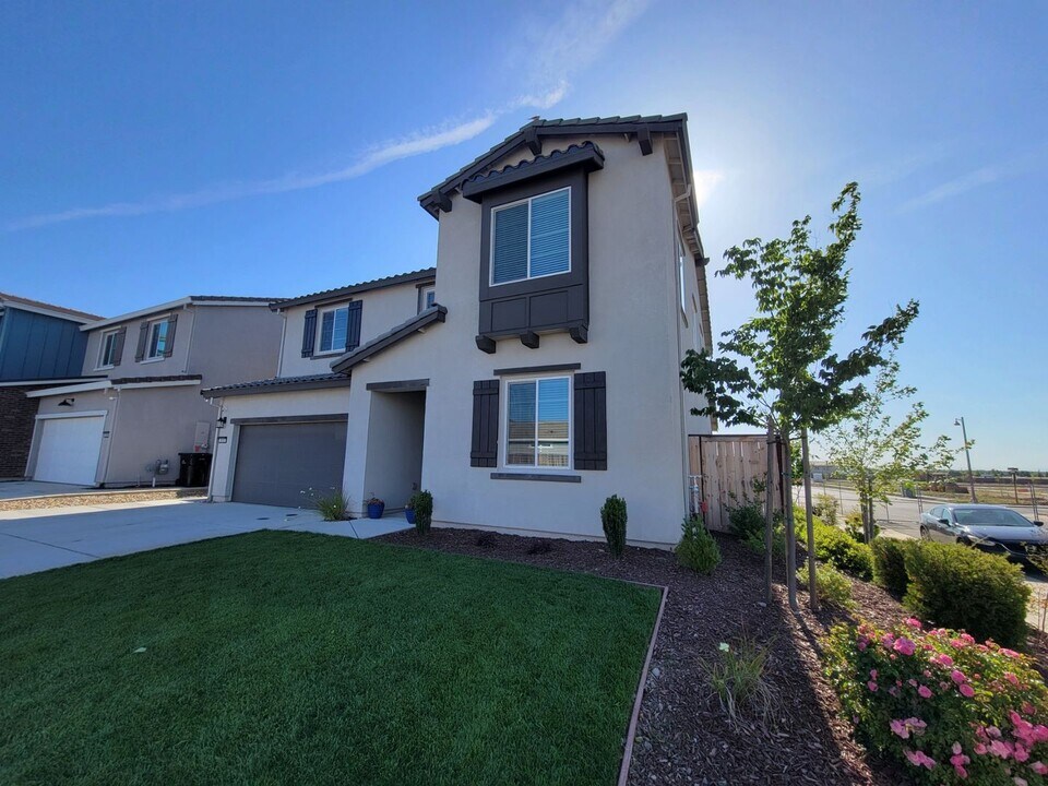 392 River St in Lincoln, CA - Building Photo