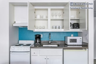 10985 Bluffside Dr in Los Angeles, CA - Building Photo - Building Photo
