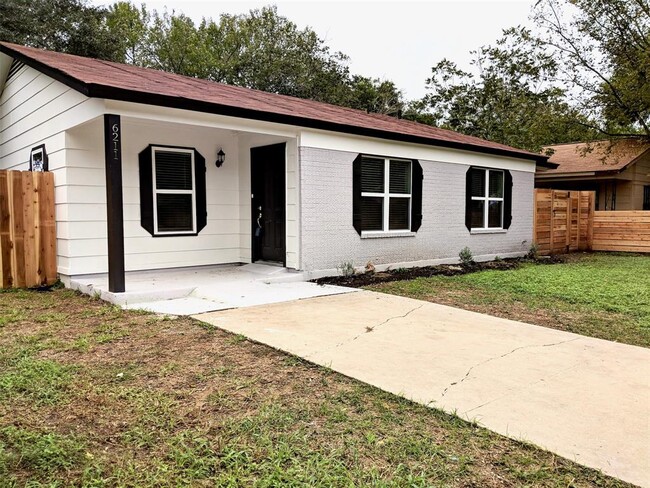 6211 Palm Cir in Austin, TX - Building Photo - Building Photo