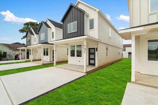 131 S Virginia St in La Porte, TX - Building Photo - Building Photo