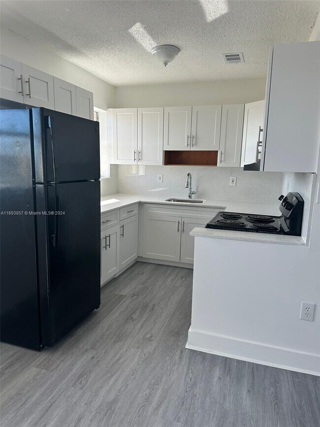 5421 W 24th Ave-Unit -82 in Hialeah, FL - Building Photo - Building Photo