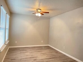 327 SW 3rd St in Grand Prairie, TX - Building Photo - Building Photo