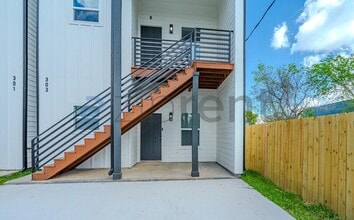 303 Cartersville St in Houston, TX - Foto de edificio - Building Photo