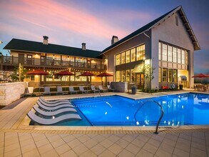 Vecina Apartment Villas in San Antonio, TX - Foto de edificio - Building Photo