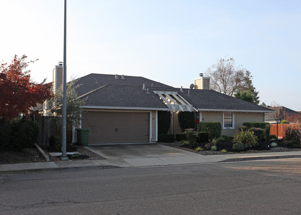 1416 Iris Dr in Lodi, CA - Foto de edificio