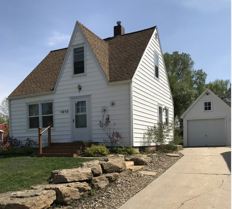 1010 W 8th St in Cedar Falls, IA - Building Photo