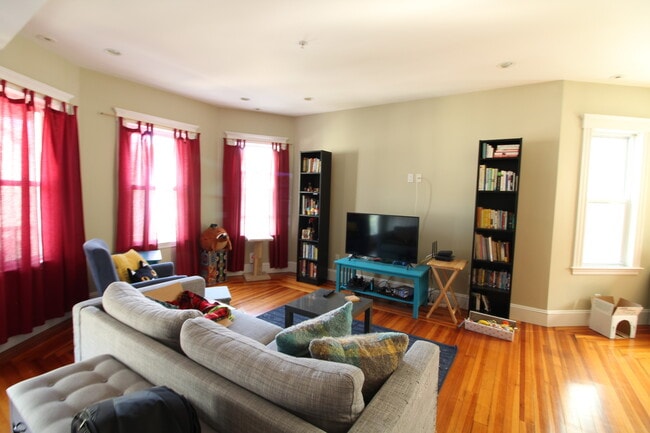 7 Ashland St, Unit 2 in Somerville, MA - Building Photo - Building Photo