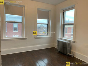 29 Grove St, Unit 7 in Boston, MA - Foto de edificio - Building Photo