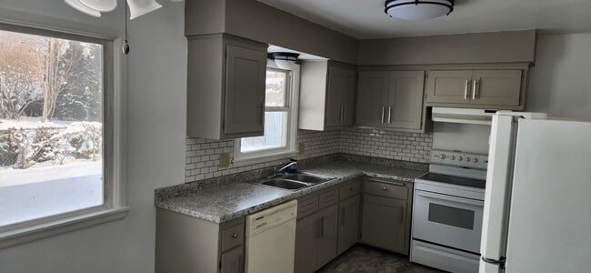 2407 Roxbury Rd in Janesville, WI - Building Photo - Building Photo