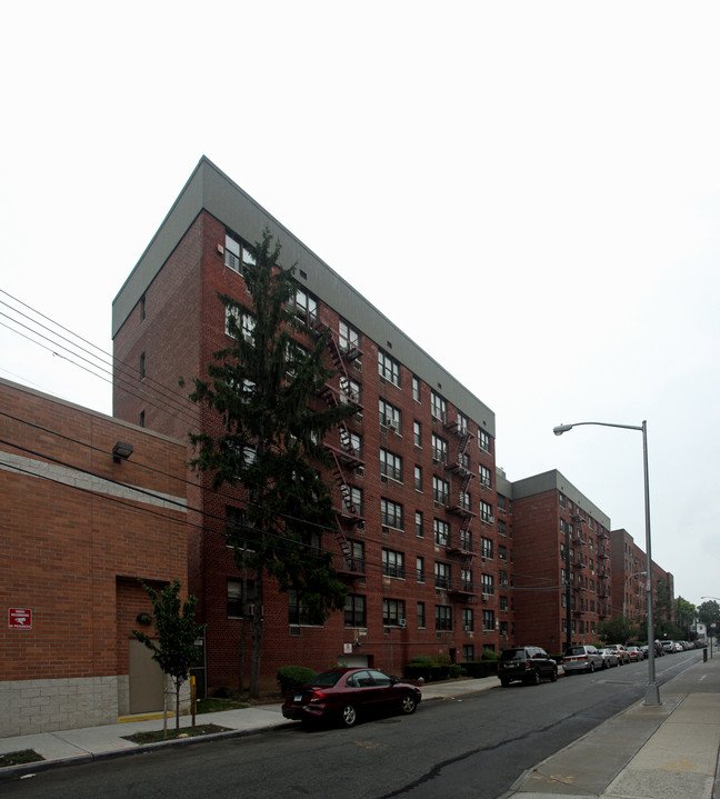 Royal Arms in Jamaica, NY - Building Photo