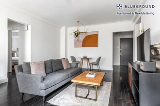 15 W 55th St in New York, NY - Building Photo - Building Photo