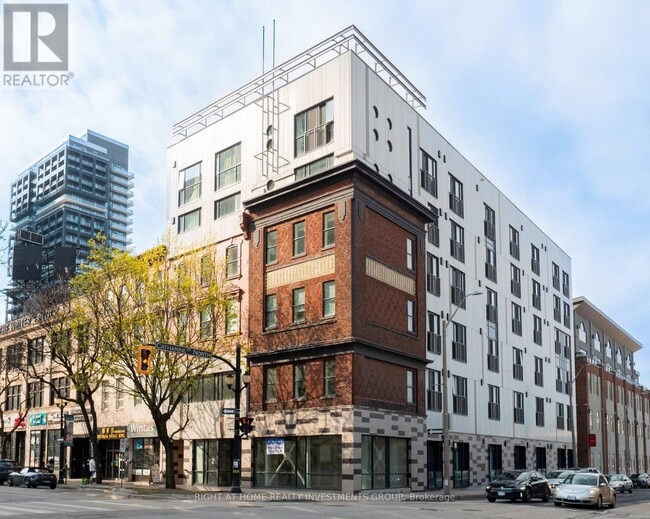 121-121 King St E