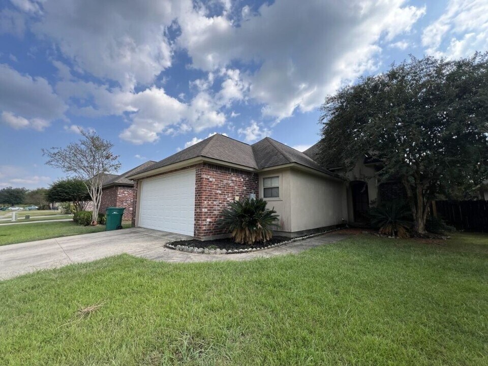 2568 Middletowne Dr in Zachary, LA - Building Photo