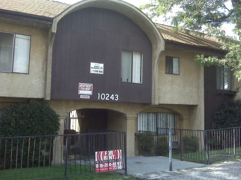 Hilltop Samoa Apartments in Tujunga, CA - Foto de edificio