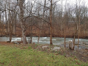 8 Freehold Mills Dr in Freehold, NY - Foto de edificio - Building Photo