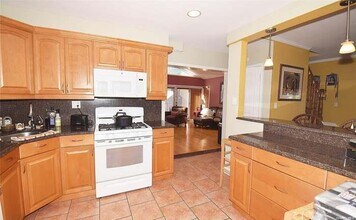 47-40 Glenwood St in Queens, NY - Building Photo - Building Photo