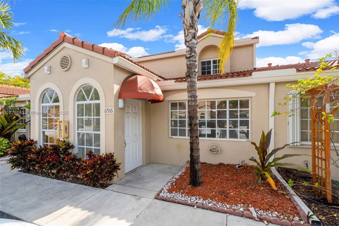 6916 NW 166th Terrace in Hialeah, FL - Building Photo