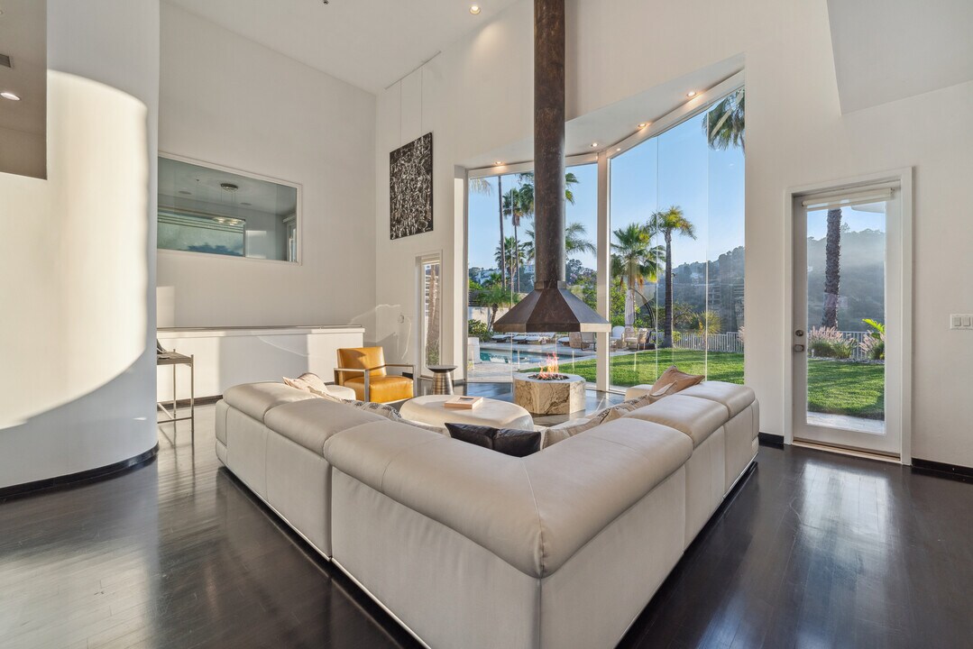 2029 Mount Olympus Dr in Los Angeles, CA - Building Photo