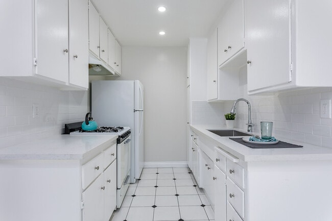 Orange Point Apartments, 500-502 Orange Ave in Long Beach, CA - Building Photo - Building Photo