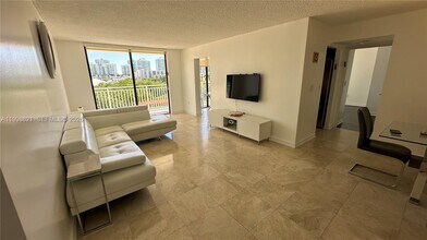 210 174th St in Sunny Isles Beach, FL - Foto de edificio - Building Photo