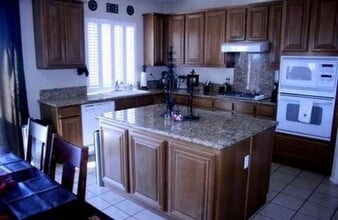 27955 Alta Vista Ave in Santa Clarita, CA - Building Photo - Building Photo