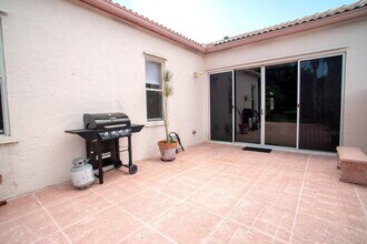 7479 Ridgefield Ln in Greenacres, FL - Building Photo - Building Photo