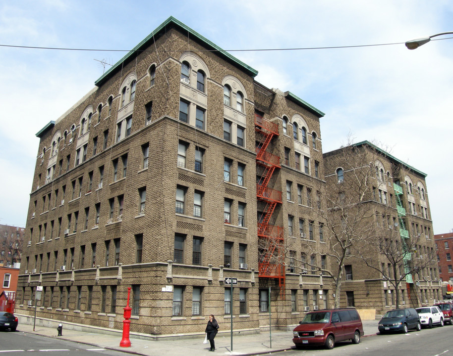 2825 Grand Concourse in Bronx, NY - Building Photo