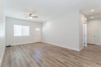 1701 S Dandelion St in Pahrump, NV - Foto de edificio - Building Photo