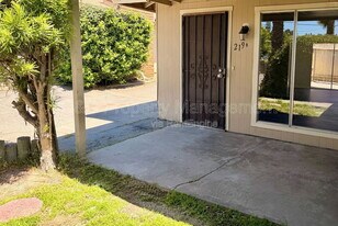 219 Plymouth Dr in Vista, CA - Building Photo