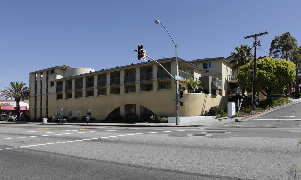 Lincoln Court in Santa Monica, CA - Building Photo