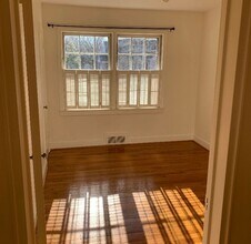 106 W Newlyn St in Greensboro, NC - Building Photo - Building Photo