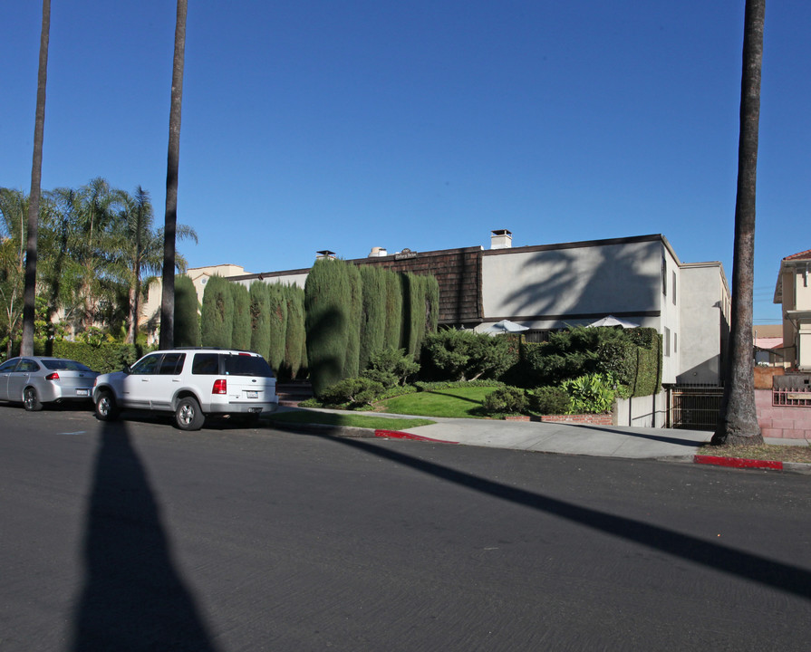 1910 Rodney Dr in Los Angeles, CA - Building Photo