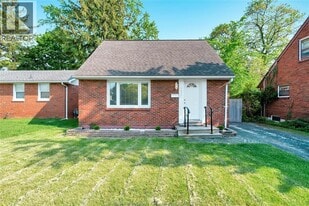 6633 Wyandotte St E in Windsor, ON - Building Photo
