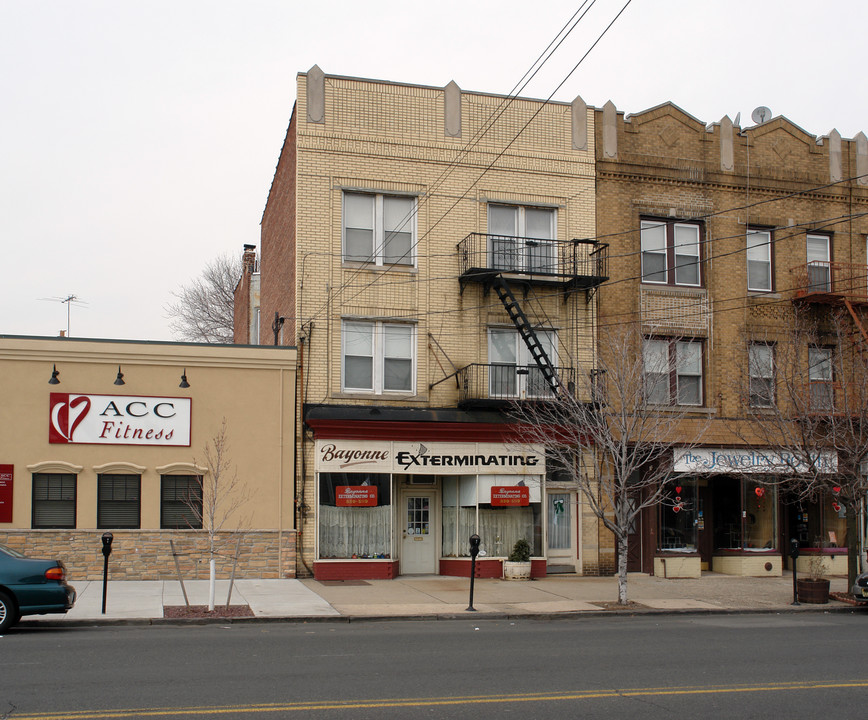 1065 Avenue C in Bayonne, NJ - Building Photo