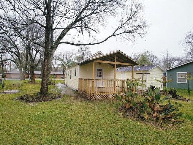 2104 N Galveston Ave in Pearland, TX - Building Photo - Building Photo
