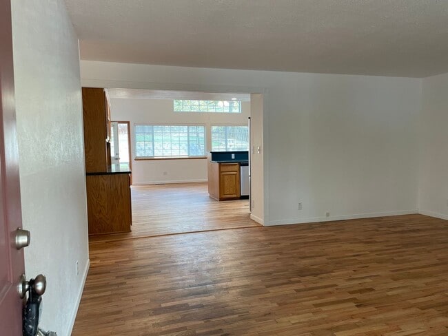 517 Eastwood Dr in Medford, OR - Building Photo - Building Photo