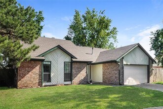 6807 Cricket Canyon Rd in Oklahoma City, OK - Building Photo - Building Photo