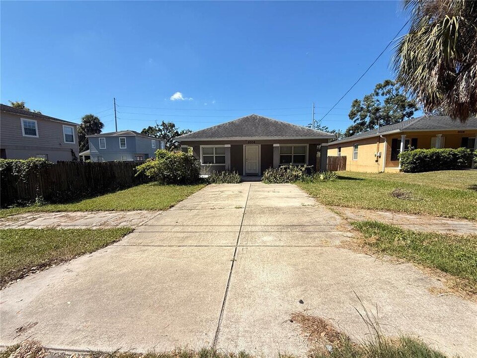 8006 N 10th St in Tampa, FL - Building Photo
