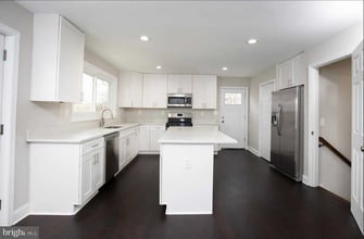 127 S Jordan St, Unit Downstairs Bedroom in Alexandria, VA - Foto de edificio - Building Photo