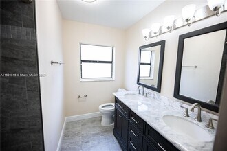 9815 NW 43rd St in Sunrise, FL - Building Photo - Building Photo