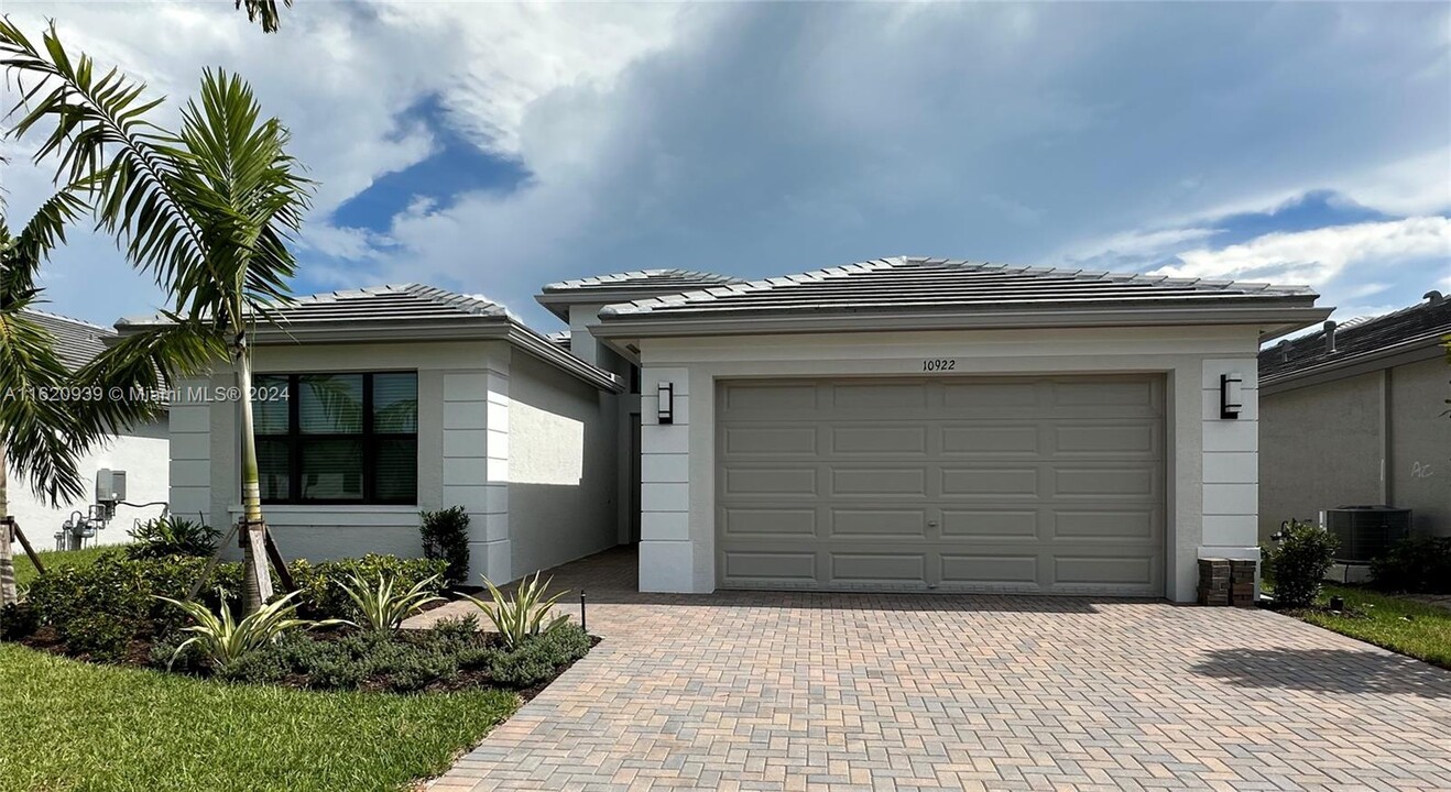 10922 SW Meandering Mile Rd in Port St. Lucie, FL - Foto de edificio