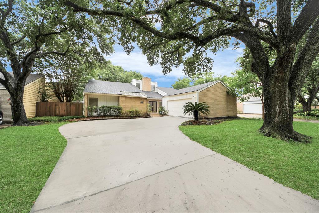 11415 Ella Lee Dr in Houston, TX - Building Photo