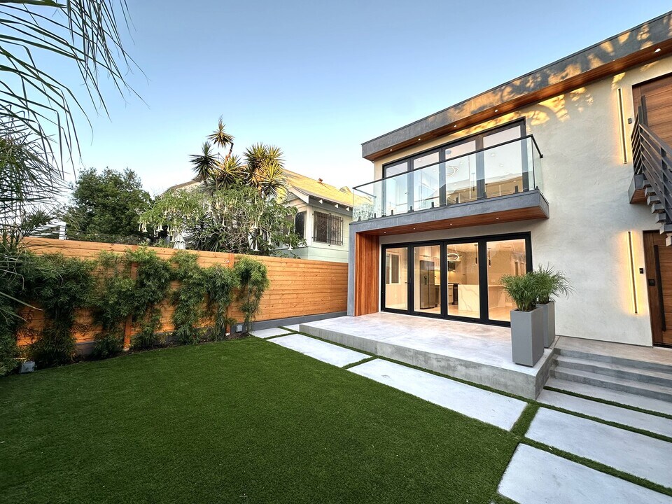 38 Paloma Ave, Unit Penthouse in Venice, CA - Foto de edificio