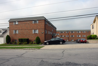 Maple Court Apartments in Conshohocken, PA - Building Photo - Building Photo