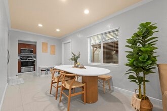 938 SE 12th St, Unit Front unit in Hialeah, FL - Building Photo - Building Photo