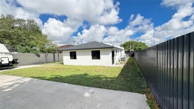 2492 NW 44th St in Miami, FL - Building Photo - Building Photo